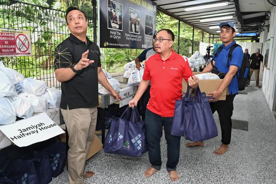 Program SalamSG Gives di Masjid An-Nur diselaraskan oleh Kementerian Ehwal Dalam Negeri (MHA), Pejabat Fitrah dan Rangkaian Pemulihan Organisasi Melayu/Muslim (MMO), dengan sokongan sukarelawan daripada Masjid An-Nur. 