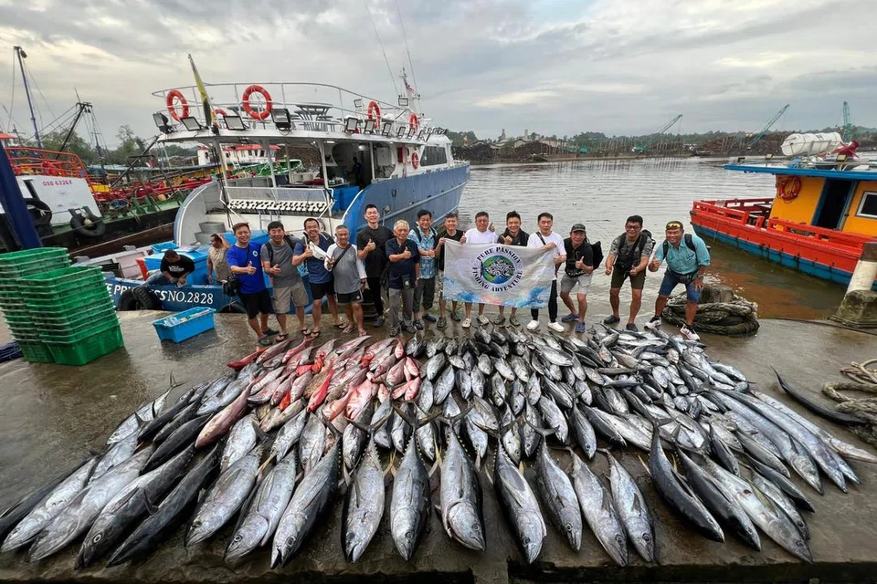Kaki pancing yang mengikuti perjalanan carter bersama Pure Passion Fishing Adventure bergambar dengan hasil tangkapan mereka di Bintulu, Malaysia.