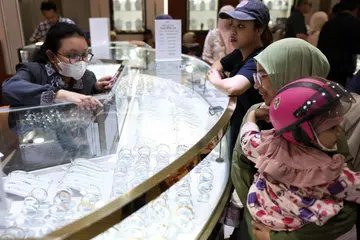 Di Jakarta, Indonesia, kedai emas popular, Galeri 24, melaporkan lonjakan jualan emas hingga tiga kali ganda sejak kedai itu dibuka semula selepas cuti Aidilfitri.