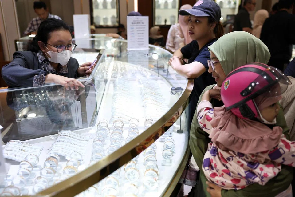 Di Jakarta, Indonesia, kedai emas popular, Galeri 24, melaporkan lonjakan jualan emas hingga tiga kali ganda sejak kedai itu dibuka semula selepas cuti Aidilfitri.