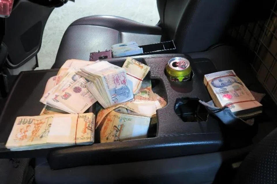 DIRAMPAS: Wang tunai berjumlah $42,660 telah dirampas pegawai Kastam Singapura pada satu operasi pada 28 April 2022 di Changi Road.