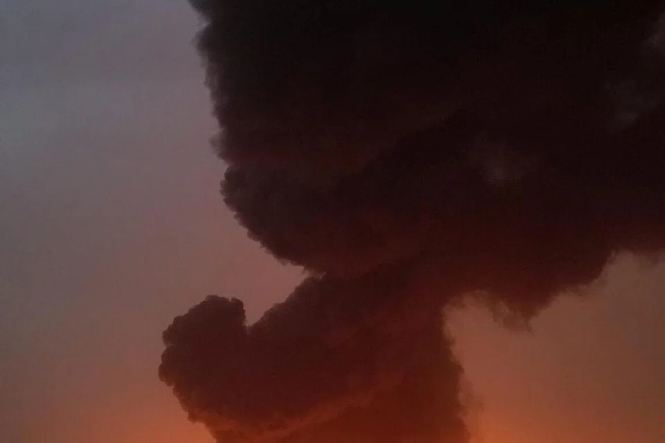 Kepulan asap dari tapak serangan udara Israel di bandar pelabuhan Hodeidah, Yaman dalam gambar yang diedarkan pada 20 Julai. 