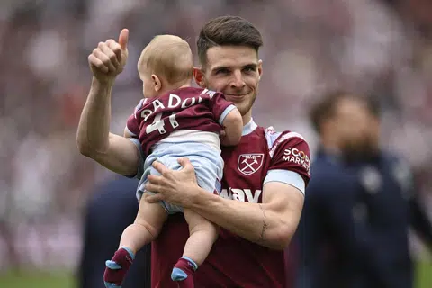 CUKUP SUDAH: Pemain West Ham United, Declan Rice, yang mendukung anaknya memberi respons kepada sorakan peminat di Upton Park pada hari terakhir musim. Ada kemungkinan besar Rice akan berpindah ke kelab lain pada musim panas ini.