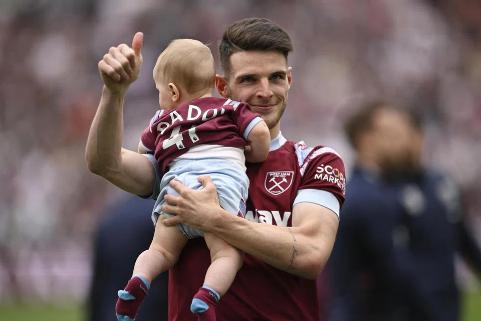 CUKUP SUDAH: Pemain West Ham United, Declan Rice, yang mendukung anaknya memberi respons kepada sorakan peminat di Upton Park pada hari terakhir musim. Ada kemungkinan besar Rice akan berpindah ke kelab lain pada musim panas ini.