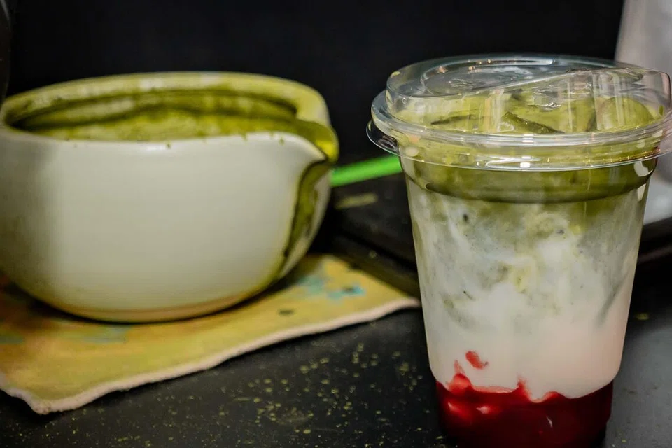 ‘Matcha Strawberry’, yang mengandungi susu oat, adalah antara perisa popular yang dijual pada harga $8.