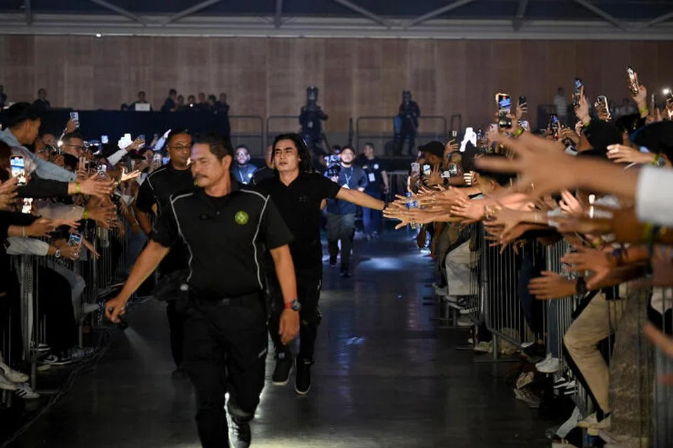 PENUTUP TIRAI: Charly berjaya membuat peminat meloncat dan bernyanyi bersama walaupun hampir empat jam berdiri.