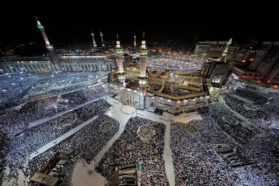 JEMAAH BERHIMPUN: Jemaah haji dirakam beribadah di Masjidil Haram, Makkah, kelmarin. Bagi menangani cabaran kesalamatan jutaan orang, pihak berkuasa Arab Saudi antara lain memperkenal sistem elektronik, aplikasi khas dan pemantauan ketat di Tanah Suci. - Foto REUTERS