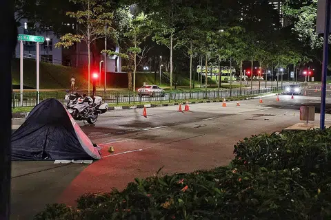 KESAN KEMALANGAN: Kemalangan berlaku Isnin lalu pada 10.25 malam di Ang Mo Kio Street 21. - Foto ZAOBAO