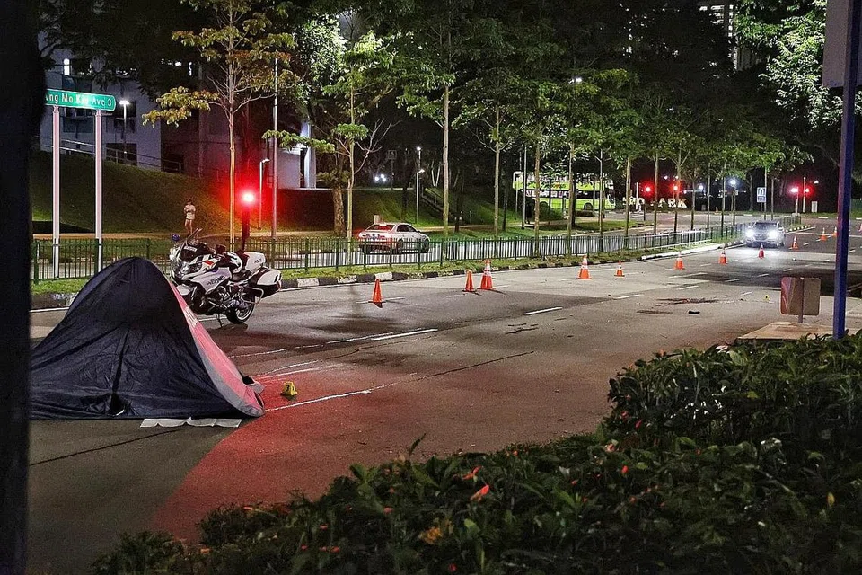KESAN KEMALANGAN: Kemalangan berlaku Isnin lalu pada 10.25 malam di Ang Mo Kio Street 21. - Foto ZAOBAO