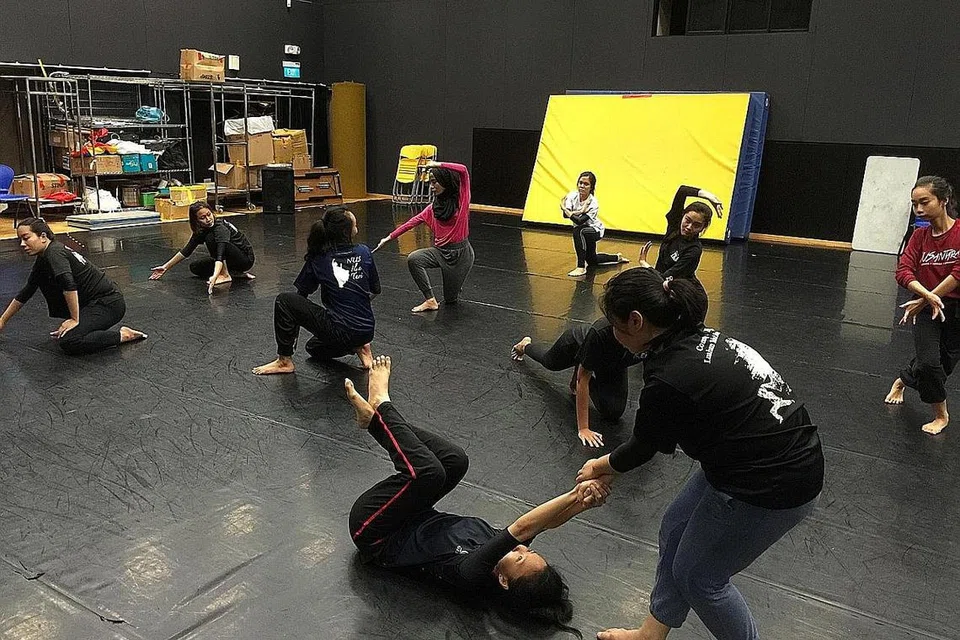 BERLATIH: Penari NUS Ilsa Tari (gambar atas) yang terdiri daripada pelajar dan alumni NUS giat menjalani latihan empat kali seminggu bagi persembahan A... Gong - Biar Mara Datang Bertalu yang akan diadakan Sabtu ini. - Foto ihsan MUHAMMAD FAHMI HAZMI