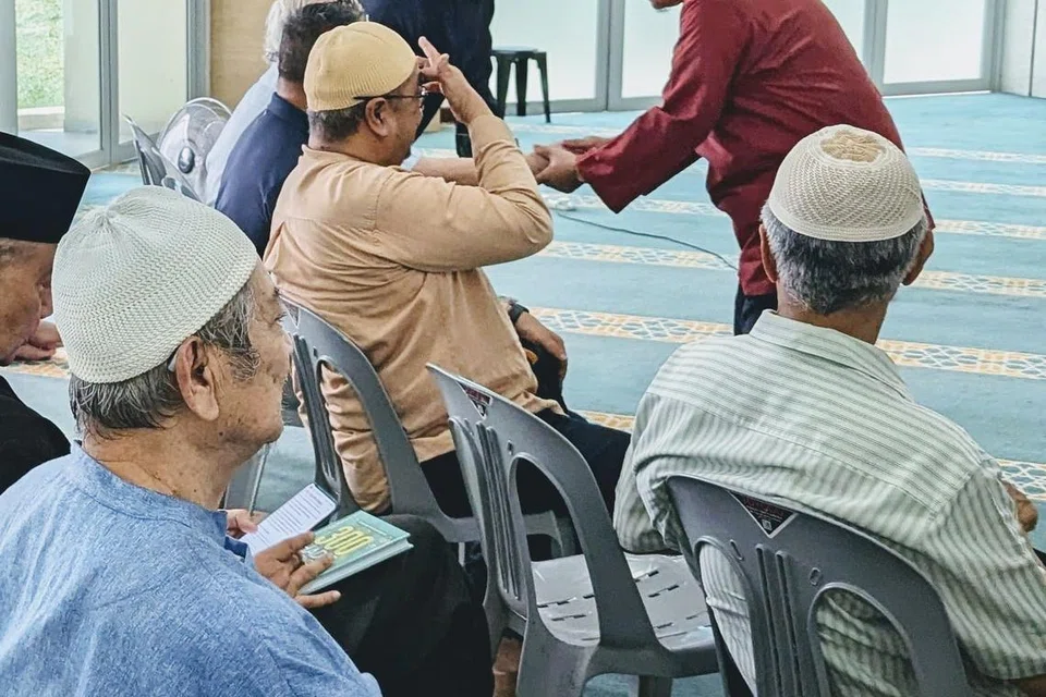 Program Santunan Emas, khusus untuk warga emas berusia 50 tahun ke atas membolehkan jemaah mengikuti kuliah ‘300 Hadith Bimbingan’ oleh mantan Mufti, Ustaz Mohamed Fatris Bakaram (diri kanan), sebelum menyertai sesi senaman Penuaan Aktif yang dibimbing oleh Pusat Penuaan Aktif Muhammadiyah. 