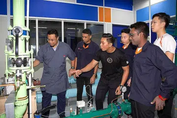 PENDIDIK INOVATIF: Lebih ramai tenaga pengajar yang asalnya merupakan karyawan dalam industri kemahiran seperti pensyarah kanan teknologi sekitaran dan mentor, Encik Hizam Hashim (kiri), diperlukan bagi membimbing generasi muda di Institut Pendidikan Teknikal (ITE) yang berdepan dengan bermacam-macam ujian hidup. - Foto BM oleh ZALEHA ABDUL KADER