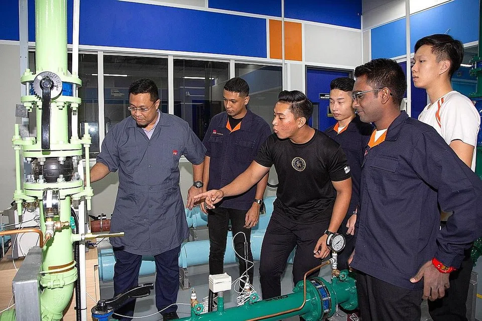 PENDIDIK INOVATIF: Lebih ramai tenaga pengajar yang asalnya merupakan karyawan dalam industri kemahiran seperti pensyarah kanan teknologi sekitaran dan mentor, Encik Hizam Hashim (kiri), diperlukan bagi membimbing generasi muda di Institut Pendidikan Teknikal (ITE) yang berdepan dengan bermacam-macam ujian hidup. - Foto BM oleh ZALEHA ABDUL KADER