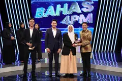 PEMBAHAS TERUNGGUL: Menteri di Pejabat Perdana Menteri, Dr Mohamad Maliki Osman (kanan), menyampaikan piala kepada pelajar Madrasah Alsagoff, Khadiijah Mazalan, selaku Pembahas Terbaik Keseluruhan sambil disaksikan (dari kiri) Pengerusi Akademi Bahas 4PM, Encik Kamal Ashraf Kamil Jumat dan Presiden 4PM, Encik Nassar Mohd Zain.