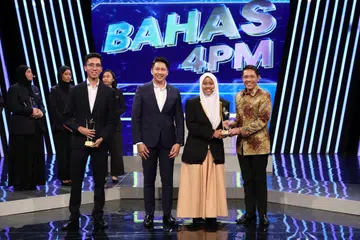 PEMBAHAS TERUNGGUL: Menteri di Pejabat Perdana Menteri, Dr Mohamad Maliki Osman (kanan), menyampaikan piala kepada pelajar Madrasah Alsagoff, Khadiijah Mazalan, selaku Pembahas Terbaik Keseluruhan sambil disaksikan (dari kiri) Pengerusi Akademi Bahas 4PM, Encik Kamal Ashraf Kamil Jumat dan Presiden 4PM, Encik Nassar Mohd Zain.