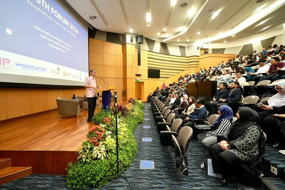 Menteri Negara (Ehwal Dalam Negeri merangkap Pembangunan Negara), Dr Muhammad Faishal Ibrahim (tengah) berucap di Forum Belia tahunan anjuran Kumpulan Penjagaan Lanjut Antara Agensi (ACG). 