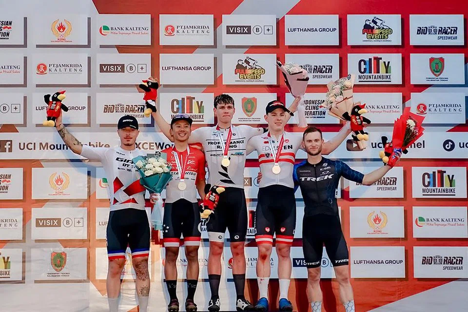 Atlet basikal bukit (MTB) Singapura, Riyadh Hakim Lukman (dua dari kiri), menangi pingat perak dalam Piala Dunia Eliminator MTB Kesatuan Berbasikal Antarabangsa (UCI) Palangkaraya di Indonesia pada 19 Mei.