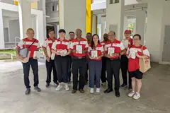 Calon Parti Kemajuan Singapura (PSP) Encik S. Nallakaruppan, (barisan pertama, dua dari kiri), bersama (mulai kiri beliau) Cik Wendy Low dan Encik A’bas Kasmani, melakukan kunjungan rumah ke rumah di kawasan Brickland.