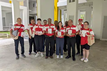 Calon Parti Kemajuan Singapura (PSP) Encik S. Nallakaruppan, (barisan pertama, dua dari kiri), bersama (mulai kiri beliau) Cik Wendy Low dan Encik A’bas Kasmani, melakukan kunjungan rumah ke rumah di kawasan Brickland.