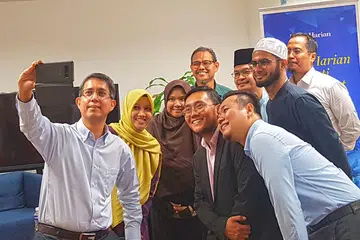 'SELFIE' KENANGAN: Dr Faishal memetik gambar 'selfie' bersama para peserta dialog yang diadakan di Berita Harian pada Khamis lalu. - Foto BH oleh NIZAM ISMAIL