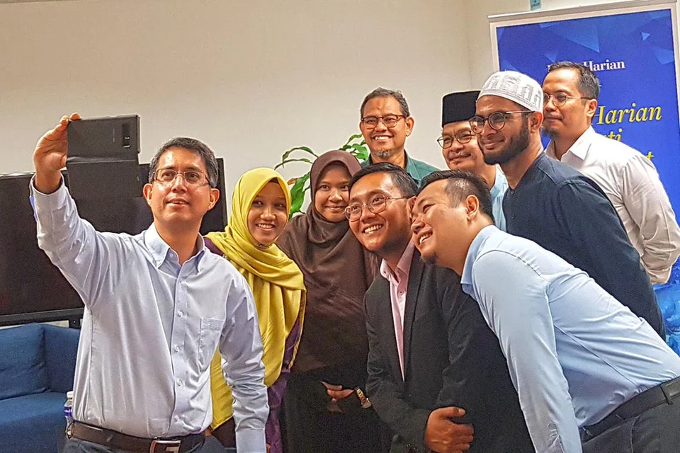 'SELFIE' KENANGAN: Dr Faishal memetik gambar 'selfie' bersama para peserta dialog yang diadakan di Berita Harian pada Khamis lalu. - Foto BH oleh NIZAM ISMAIL