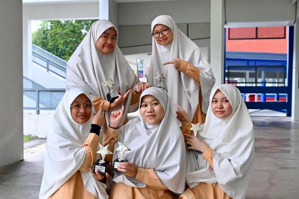 Pasukan Madrasah Alsagoff Al-Arabiah, dianggotai (barisan belakang, dari kiri) Sharifah Maryam Syed Mustafa Alsagoff, dan Nur ‘Aisyah Humairaa’ Zulkifle, (barisan depan, dari kiri) Nor’Atifah Qeisya Muhammad Syafie, Nur Darwisyah Mohammad Alnizom dan Maisarah Haziqah Mohamed Fahmy.