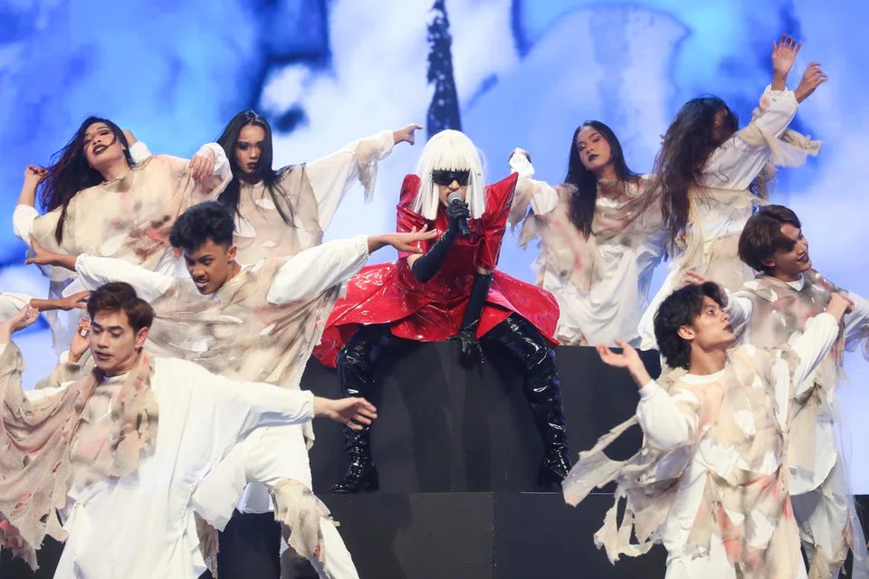 Persembahan Azeva menerusi lagu, ‘Bad Romance’, memperlihatkan bagaimana dirinya menggunakan ekspresi wajah, bahasa tubuh dan pergerakan pentas untuk menyampaikan penceritaan lagu dengan berkesan.