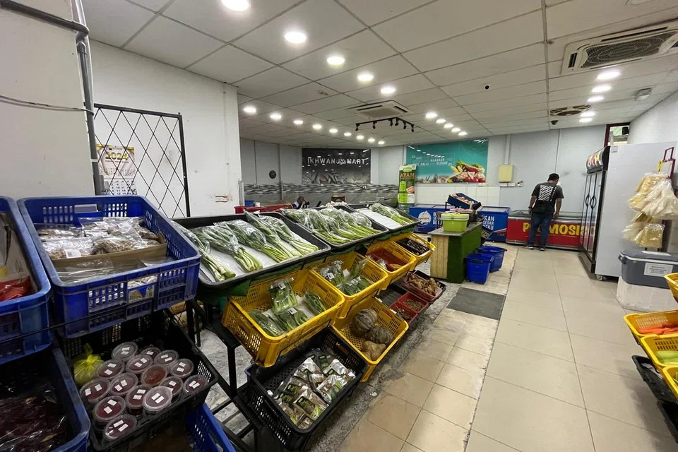 Ikhwan Mart, salah satu cabang perniagaan Global Ikhwan Service and Business Holdings (GISBH), lengang daripada kunjungan pelanggan sejak kumpulan perniagaan itu disiasat polis atas dakwaan penderaan dan eksploitasi kanak-kanak.