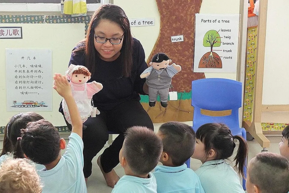 BERMAIN SAMBIL BELAJAR: Cik Nur Farhana memberi panduan bahawa ibu bapa boleh melakukan lakon peranan atau role playing di rumah demi membantu memperkukuh konsep yang dipelajari kanak-kanak di sekolah. - Foto BRIGHT JUNIORS