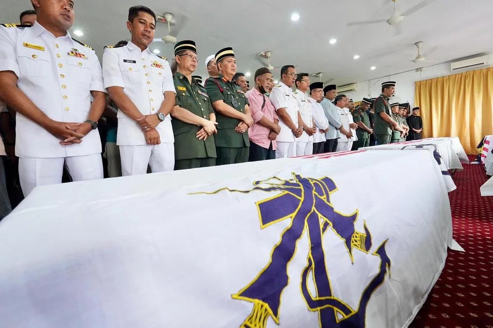 Pegawai dan anggota Tentera Laut Diraja Malaysia memberikan penghormatan terakhir kepada jenazah mangsa nahas udara dua helikopter Tentera Laut Diraja Malaysia (TLDM) yang terhempas di Pangkalan TLDM, Lumut, Perak.