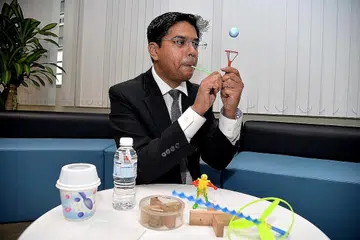 GURU KREATIF: Dr Nazir gigih mengkaji pendekatan untuk menarik minat pelajar menerusi kaedah yang bukan sahaja relevan kepada dunia sebenar dan sukatan pelajaran tetapi juga relevan dengan pengalaman peribadi mereka. - Foto M.O. SALLEH