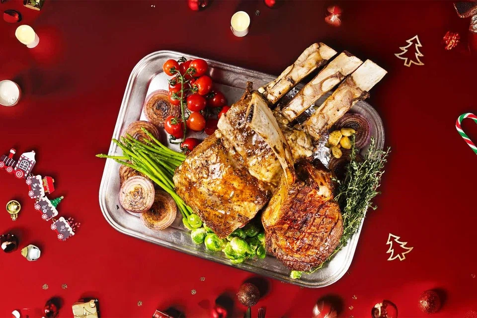 Roasted Tomahawk bersama sos lada hitam madu adalah antara hidangan yang boleh dinikmati di bufet 21 on Rajah. 