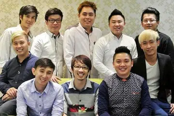 PEREKA DALAMAN BERPENGALAMAN: Syarikat Artisan Space Pte Ltd mempunyai senarai pereka dalaman berpengalaman yang sedia membantu anda. (Berdiri, dari kiri) Jeremiah, Nick, Vincent Tan, Pual, Cray. (Duduk, dari kiri) Simon, Gary, Christopher, Melvin dan Kelvin. - Foto-foto ARTISAN SPACE PTE LTD