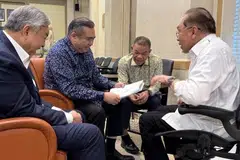 Foto dikongsikan di platform X  menunjukkan Perdana Menteri merangkap Pengerusi PH, Datuk Seri Anwar Ibrahim (kanan) dan Timbalan Perdana Menteri yang juga Presiden Umno, Datuk Seri Dr Ahmad Zahid Hamidi (kiri sekali) mengadakan pertemuan mengenai kemelut politik di Negeri Sembilan. Turut hadir Setiausaha Agung Parti Tindakan Demokratik merangkap Ahli Parlimen Seremban (Negeri Sembilan), Encik Anthony Loke (dua dari kiri) dan Setiausaha Agung PH, Datuk Seri Saifuddin Nasution Ismail (dua dari kanan).