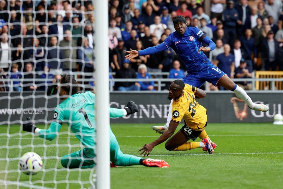 Penyerang Chelsea, Noni Madueke (kanan, berjersi biru), ketika menjaringkan gol ketiganya dalam kemenangan pasukan 6-2 ke atas Wolverhampton Wanderers dalam Liga Perdana England pada 25 Ogos. 