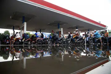 barisan panjang stesen minyak, Sumatera, krisis tenaga