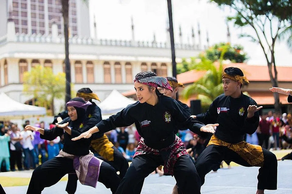 TEROKA WARISAN: Bertema, 'Warita Kita', Rentak Budaya 2023 bertujuan meneroka warisan dan cerita - digabungkan menjadi perkataan 'warita' - masyarakat Melayu melalui persembahan seperti dikir barat, silat dan tarian Melayu. Gambar-gambar dirakam semasa acara Rentak Budaya 2019. - Foto-foto AFIQAH NORAZMI, NUR FARHANA MAHMOOD.