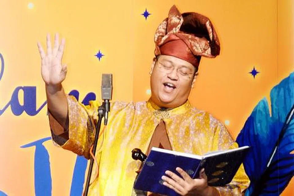 PENYAJAK 'BANGSAWAN': Encik Suhaimi Nasrain telah mendeklamasikan sajaknya yang bertajuk 'Fikirku' dengan berbusana Melayu lengkap