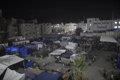 TEMPAT BERLINDUNG: Penduduk Palestin yang hilang tempat tinggal, mencari perlindungan di bangunan dan kem yang didirikan di perkarangan sekolah kelolaan Pertubuhan Bangsa-Bangsa Bersatu di Khan Younis, selatan Gaza.