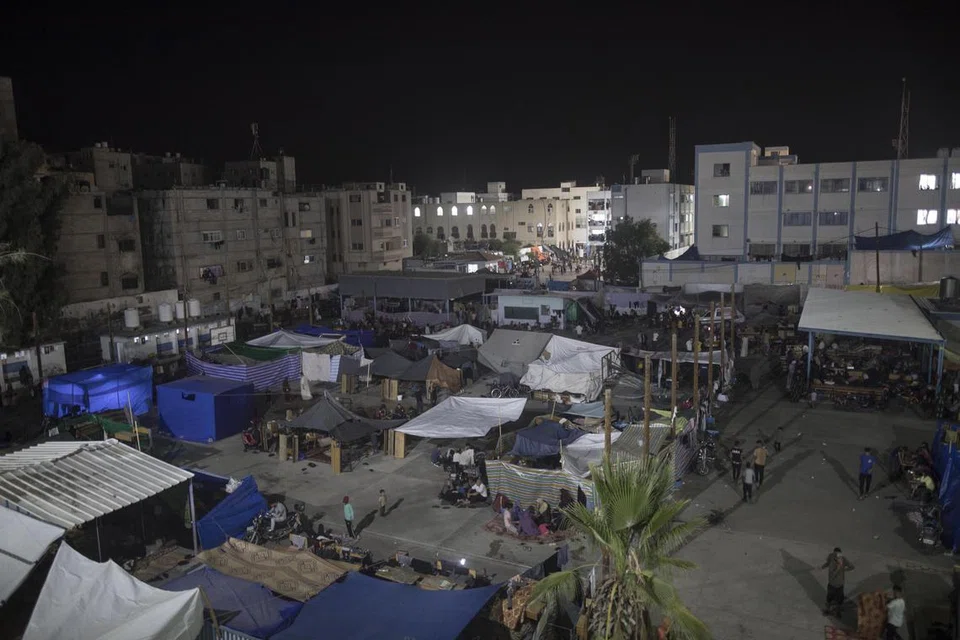 TEMPAT BERLINDUNG: Penduduk Palestin yang hilang tempat tinggal, mencari perlindungan di bangunan dan kem yang didirikan di perkarangan sekolah kelolaan Pertubuhan Bangsa-Bangsa Bersatu di Khan Younis, selatan Gaza.
