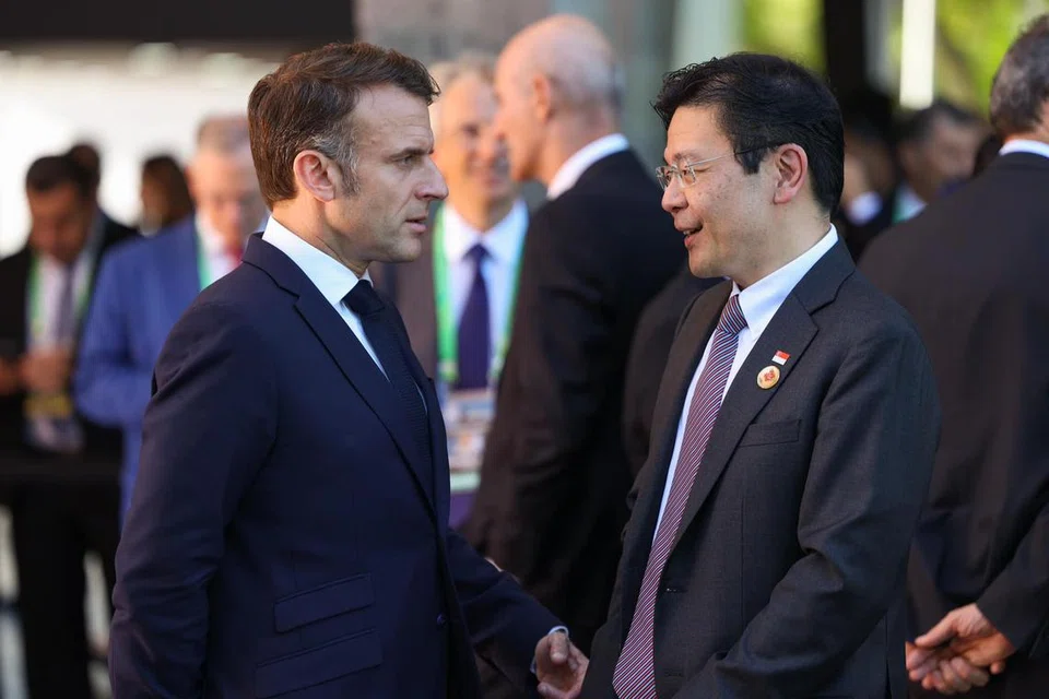 Perdana Menteri Encik Lawrence Wong (kanan) bersama Presiden Perancis, Encik Emmanuel Macron, di Sidang Puncak Kumpulan 20 (G20) di Rio de Janeiro, Brazil.