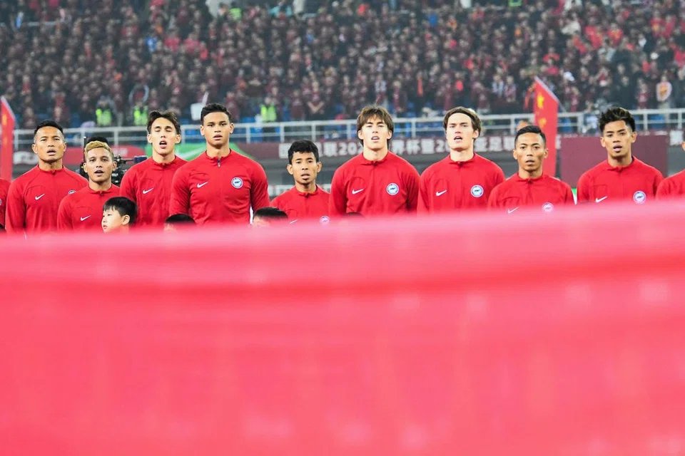 Pasukan nombor ke-156 dunia, Singapura, seri 2-2 dengan China, yang menduduki ranking ke-88 dunia, dalam perlawanan kelayakan Piala Dunia 2026 pada 26 Mac di Stadium Negara tetapi  tewas 1-4 dalam perlawanan kedua di Tianjin lima hari kemudian.