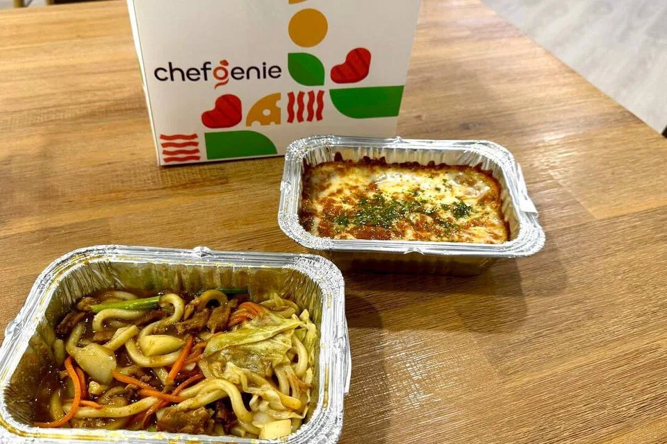  Beef Lasagna (atas)  dan Fried Soto Udon dari Warong Pak Sapari (bawah) dari dapur ChefGenie enak dan dihidangkan panas. 