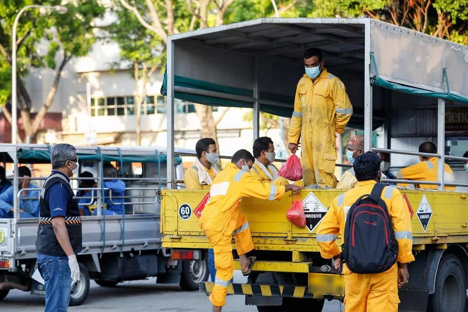 LAKSANA PERINTAH JARAK SELAMAT: Satu operasi bersama yang dijalankan oleh Kementerian Tenaga Manusia (MOM), Penguasa Pengangkutan Darat (LTA) dan Polis Trafik telah mengesan 28 majikan yang tidak menuruti arahan 'Pemutus Litar'.