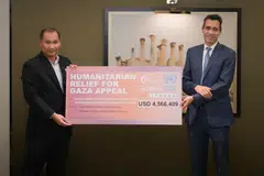 Ketua Pegawai Eksekutif RLAF, Encik Muhammad Faizal Othman, sampaikan cek dana terkumpul itu kepada Ketua Staf UNRWA, Encik Ben Majekodunmi dalam satu majlis di Amman, Jordan pada 17 Mac. 