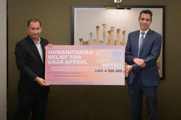 Ketua Pegawai Eksekutif RLAF, Encik Muhammad Faizal Othman, sampaikan cek dana terkumpul itu kepada Ketua Staf UNRWA, Encik Ben Majekodunmi dalam satu majlis di Amman, Jordan pada 17 Mac. 