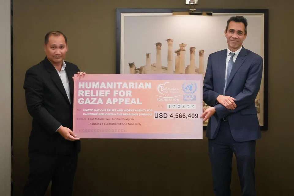 Ketua Pegawai Eksekutif RLAF, Encik Muhammad Faizal Othman, sampaikan cek dana terkumpul itu kepada Ketua Staf UNRWA, Encik Ben Majekodunmi dalam satu majlis di Amman, Jordan pada 17 Mac. 