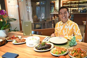 Encik Abdul Biji Kadir, yang lebih dikenali sebagai BJ Kadir, bekerjasama dengan restoran Aleeya untuk menghasilkan sajian Nasi Malaya khas sempena Ramadan.