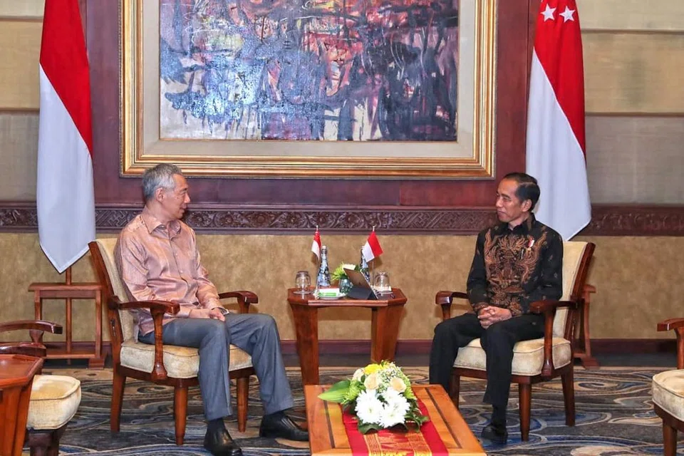 TEROKA KERJASAMA: Perdana Menteri Lee Hsien Loong mengadakan pertemuan empat mata bersama Presiden Joko Widodo dalam rangka Rahat Pemimpin Singapura-Indonesia di Nusa Dua, Bali. - Foto MCI