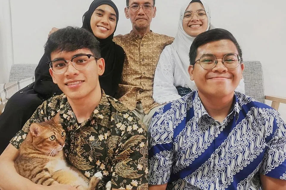 INISIATIF MASYARAKAT: (Mengikut putaran jam, dari bawah kiri) Empat beradik Encik Zulfeqar, Cik Zulastri, Cik Zulayqha dan Encik Zulhaqem menubuhkan Project Hills April lalu, didorong ayah mereka, Encik Zulkifli (tengah) yang rajin membantu jiran di kawasan perumahan mereka. - Foto PROJECT HILLS